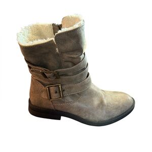 Curfew Taupe Faux Suede Buckle Strap Ankle Boots 8 Sherpa Lined Cozy Booties